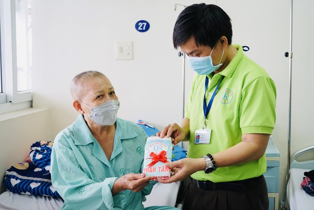 ThS Lê Minh Hiển – Trưởng phòng Công tác Xã hội, Bệnh viện Chợ Rẫy trao quà tặng 20/10 cho nữ bệnh nhân đang điều trị tại Trung tâm Ung bướu Bệnh viện Chợ Rẫy. Ảnh: Kim Vân