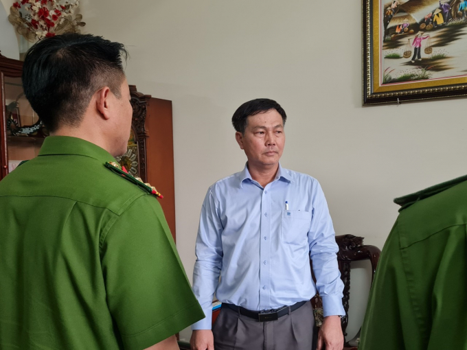 Cơ quan điều tra thi hành Lệnh bắt bị can để tạm giam đối với Nguyễn Văn Hồng. Ảnh: Hà Anh Chiến