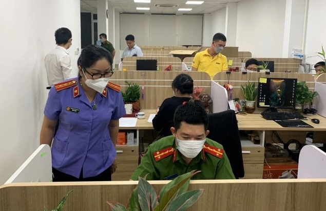 Cơ quan chức năng khám xét trụ sở AIC tối 29/4.