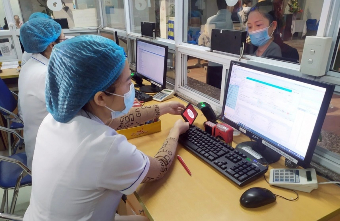 Người dân sử dụng tài khoản định danh để khám chữa bệnh ở Hà Nội. Ảnh: N.P.