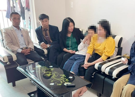 Phó Chủ tịch UBND TP Đà Lạt Trần Thị Vũ Loan (giữa) cho biết hiện tinh thần cháu N.Đ.A.H đã dần ổn định