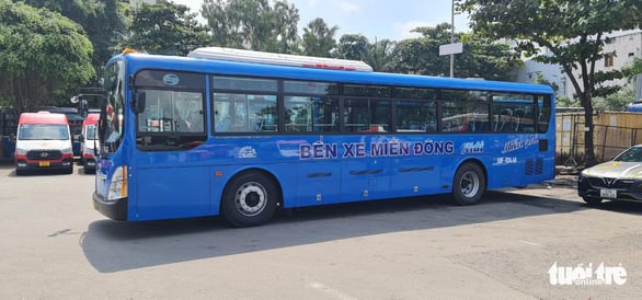 Xe buýt miễn phí cho khách đi lại ở bến xe Miền Đông mới - Ảnh: THU DUNG