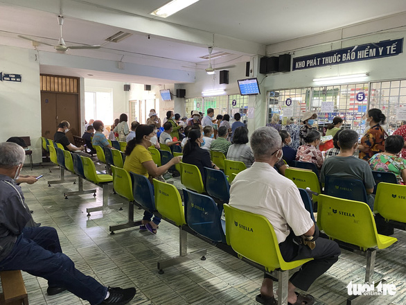 Người bệnh chờ đợi nhận thuốc bảo hiểm y tế tại Bệnh viện Nguyễn Trãi (TP.HCM) - Ảnh: XUÂN MAI