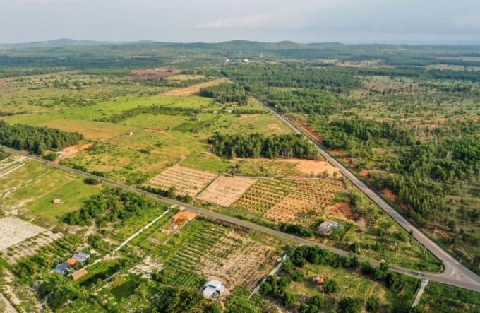Đất nền ở nhiều địa phương có dấu hiệu giảm lượng giao dịch lẫn giá bán. Ảnh: Quỳnh Danh.
