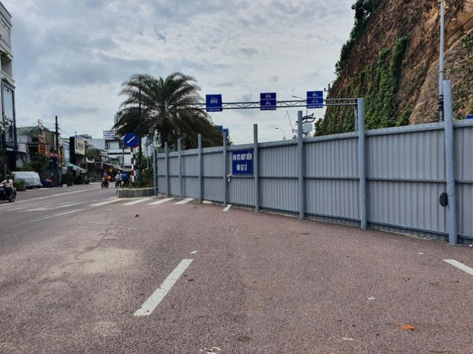 Chính quyền TP Quy Nhơn rào chắn một chiều đường Nguyễn Tất Thành suốt hơn 1 năm qua, không cho các phương tiện đi lại
