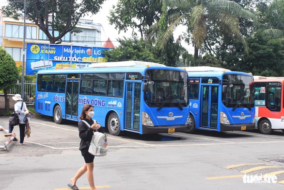 Xe buýt miễn phí cho khách đi lại ở cổng số 2 bến xe Miền Đông cũ - Ảnh: LƯU DUYÊN
