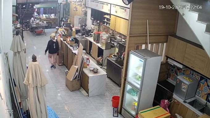 Người phụ nữ sau khi lấy điện thoại đã che chắn, giấu vào người rồi đi mất CẮT TỪ CLIP