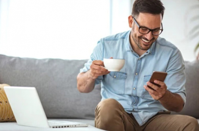 Thưởng thức một ly cà phê vào buổi sáng là thói quen của nhiều người SHUTTERSTOCK