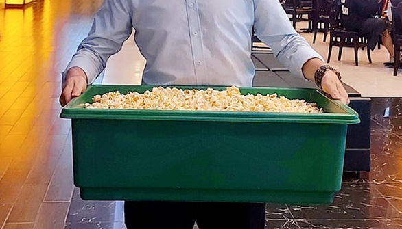 Hình ảnh thùng đựng bắp gây cười, nhưng số bắp sẽ đi về đâu? - Ảnh: Facebook Vân Anh