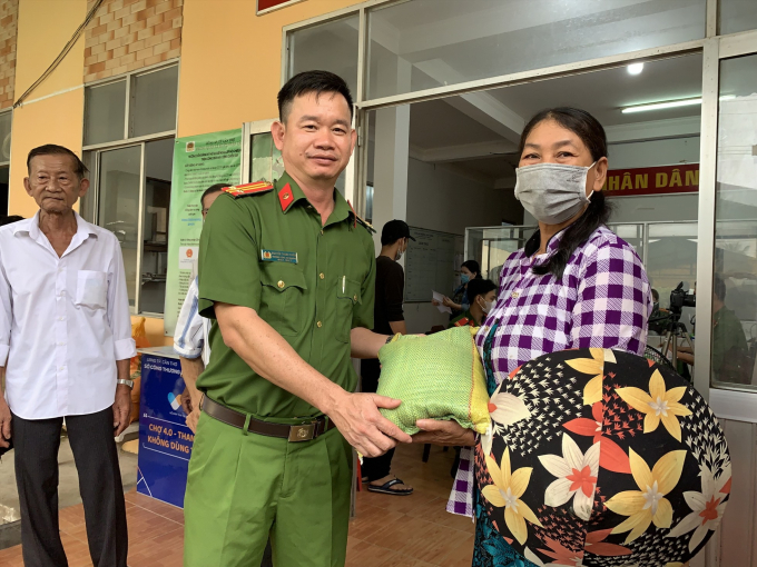 Trung tá Nguyễn Thanh Chiến, Trưởng Công an phường Long Tuyền tặng quà cho phụ nữ dịp 20.10 (Ảnh: CACC)