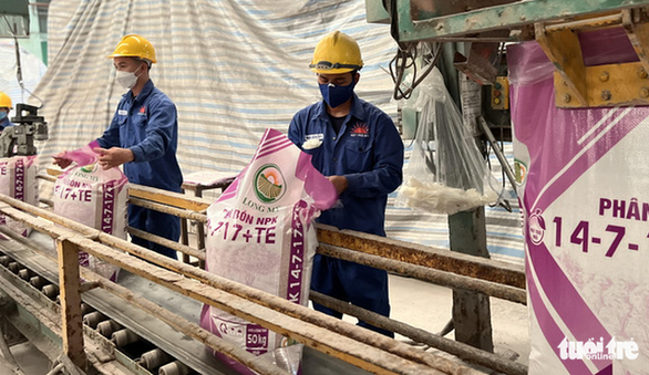 Sản xuất phân bón tại nhà máy ở miền Trung - Ảnh: THẢO THƯƠNG