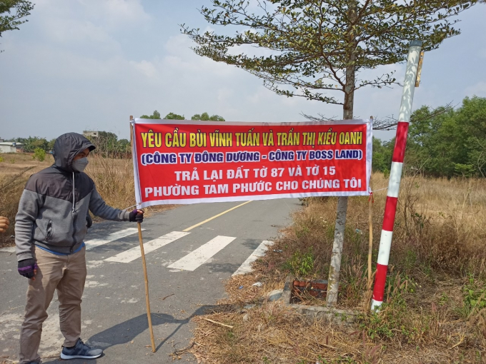 Khách hàng mua nền đất dự án Dragon City, TP. Biên Hòa, tỉnh Đồng Nai treo băng rôn đòi lại tiền