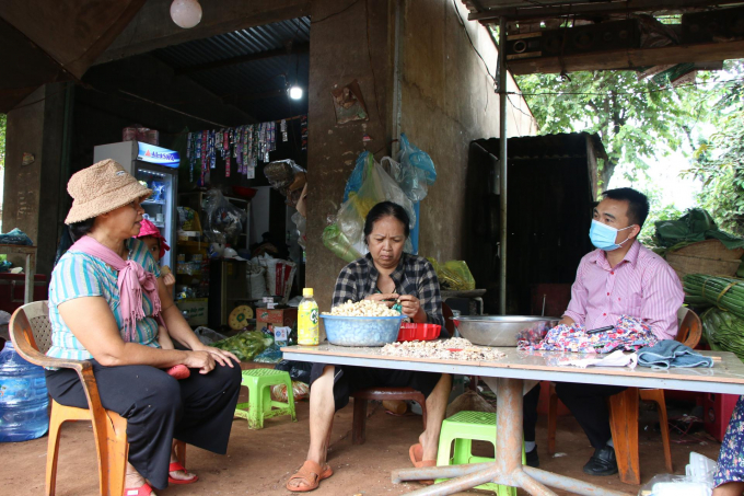 Người dân buôn Sút H’Luốt (xã Cư Suê) trao đổi về việc bán đất mất luôn sổ đỏ.