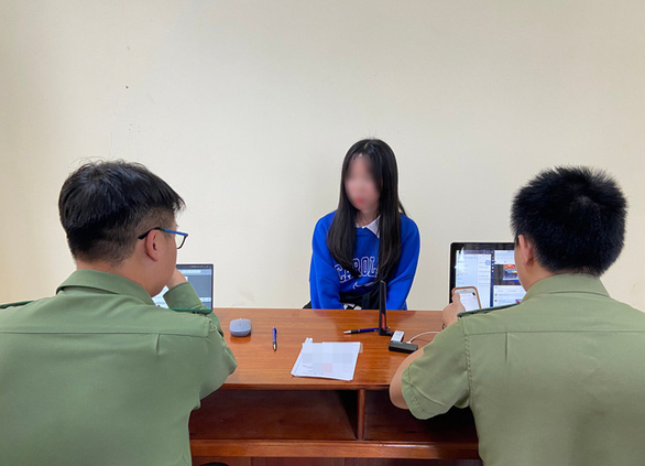Công an tỉnh Lâm Đồng làm việc với người tham gia làm video bôi xấu Đà Lạt - Ảnh: Công an cung cấp