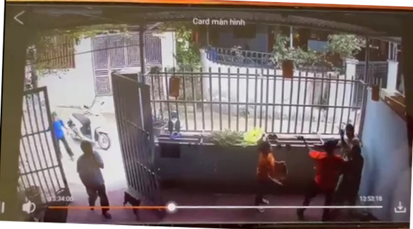 Hình ảnh đoạn clip ghi lại cảnh người đàn ông áo cam hành hung anh công nhân H.V.L. - Ảnh: Cắt từ clip