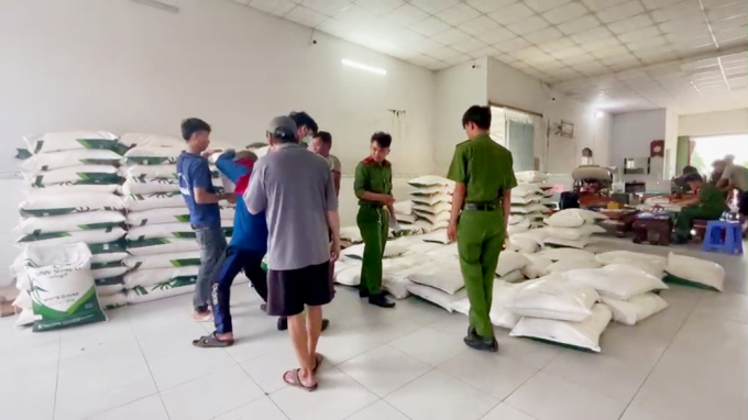 Lực lượng chức năng bắt quả tang kho đường nhập lậu tại kho khu vực biên giới. Ảnh: VT