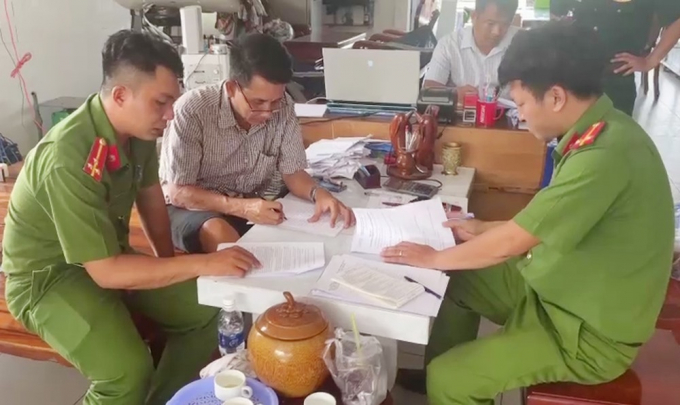 Lực lượng chức năng làm việc với đối tượng liên quan vụ kho đường nhập lậu. Ảnh: VT