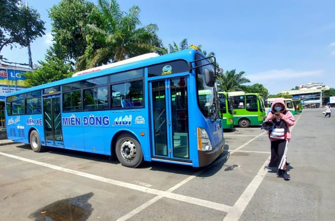 Xe buýt trung chuyển hành khách miễn phí ra bến xe Miền Đông mới cách 2 - 3 tiếng mới chạy. Ảnh: Minh Quân