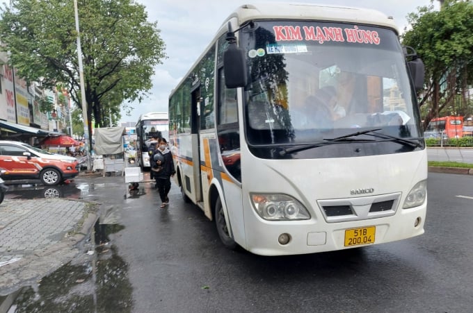 Ôtô dừng đón khách trên đường Điện Biên Phủ (quận Bình Thành) dù đoạn đường này có biển cấm dừng đỗ. Ảnh: M.Q
