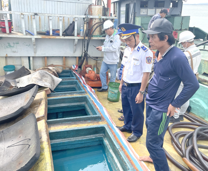 Đoàn Trinh sát số 2 - Bộ Tư lệnh Cảnh sát biển Việt Nam kiểm tra hàng hóa trên tàu cá TG 93738 TS.