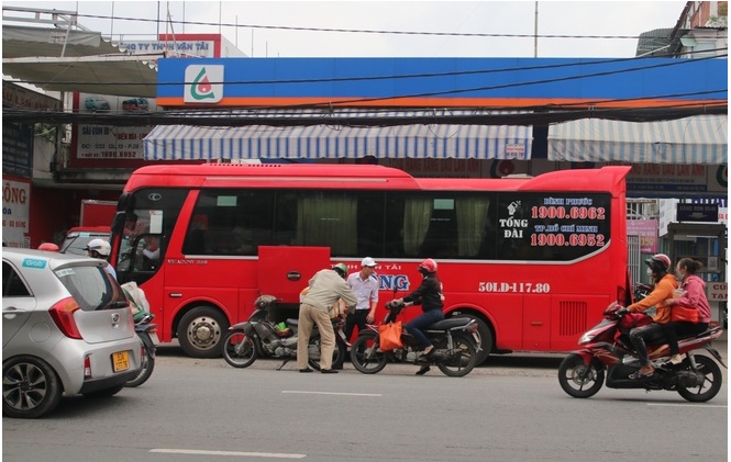 Một số trạm xăng trên quốc lộ 13 biến thành bến đỗ của xe khách. Ảnh: Ngọc Trang.
