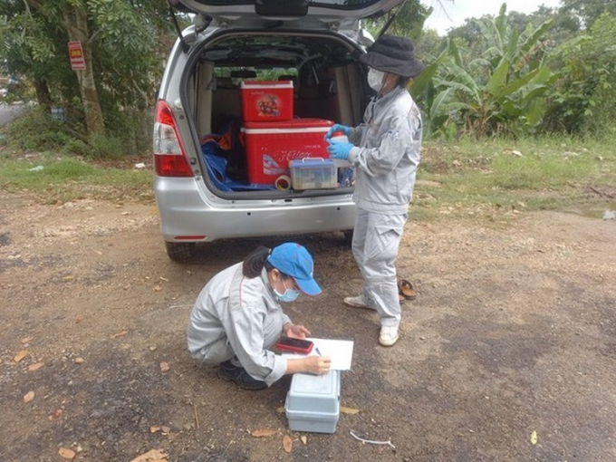 Lực lượng chức năng Sở TN-MT lấy mẫu nước ở sông Dinh để kiểm tra.