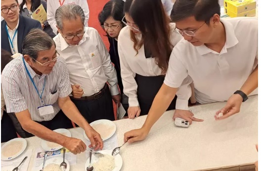 Ông Hồ Quang Cua (bìa trái) thử cơm tại cuộc thi