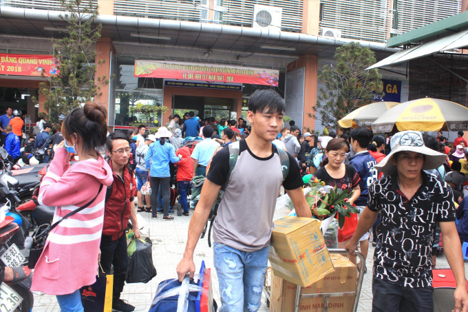 Công đoàn Đồng Nai tặng vé tàu về quê đón Tết cho công nhân lao động vào Tết Mậu Tuất năm 2018 tại ga Biên Hoà. Ảnh: Hà Anh Chiến