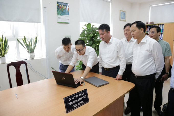 Lãnh đạo BHXH Việt Nam kiểm tra tính năng đặt lịch làm việc với cơ quan BHXH triển khai thí điểm tại TP.HCM D.NGUYỄN