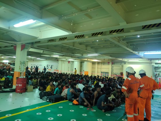 Toàn bộ 303 người trên tàu Lady R3 được đưa lên tàu Helios Leader an toàn, sức khỏe ổn định