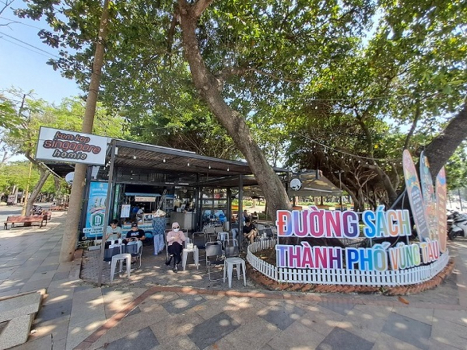 Đường sách Vũng Tàu đang “biến tướng” phân lô kiốt cho thuê.