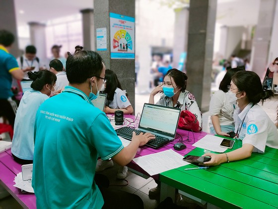 Sinh viên Trường Đại học Luật TPHCM đăng ký hiến máu nhân đạo. Ảnh: DŨNG PHƯƠNG