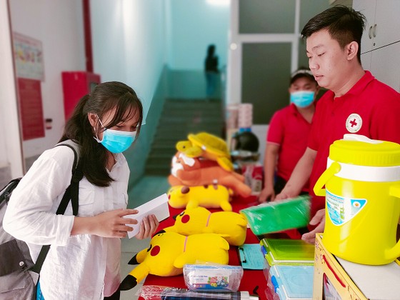 Các bạn trẻ chọn phần quà là thú nhồi bông tại một điểm hiến máu nhân đạo. Ảnh: DŨNG PHƯƠNG