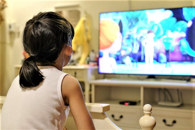 Qua khảo sát, hầu hết những trẻ mắc hội chứng Tic đều có thời gian xem tivi, sử dụng điện thoại quá nhiều.