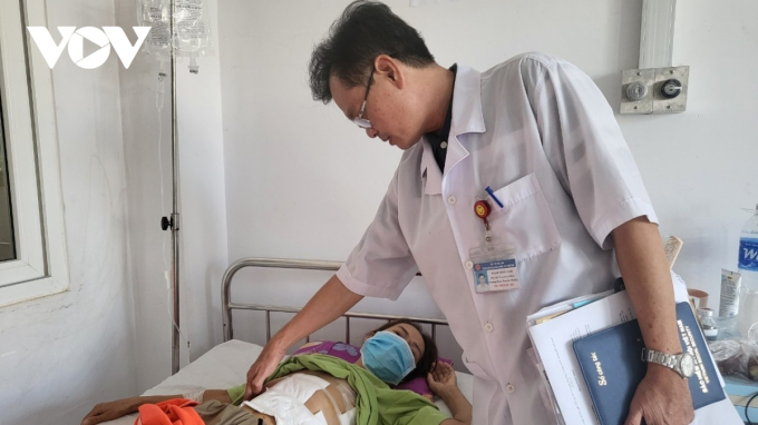 Bác sĩ đang thăm khám cho bệnh nhân bị Whitmore