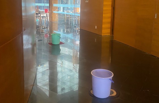 Dùng xô để hứng nước mưa ở những vị trí thấm dột trong tòa nhà Trung tâm Khám phá khoa học Bình Định. Ảnh: Đ.H