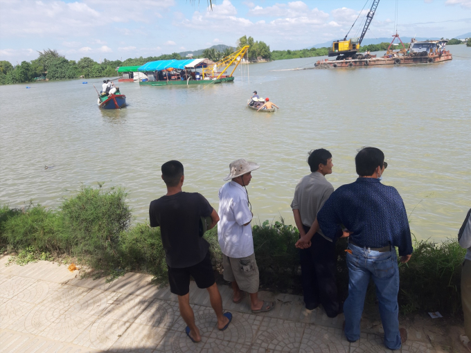 Nhiều hộ dân tụ tập phản đối việc nạo vét.