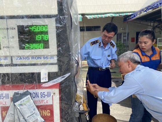 Quản lý thị trường TPHCM kiểm tra cây xăng trên đường Trịnh Đình Trọng, quận Tân Phú
