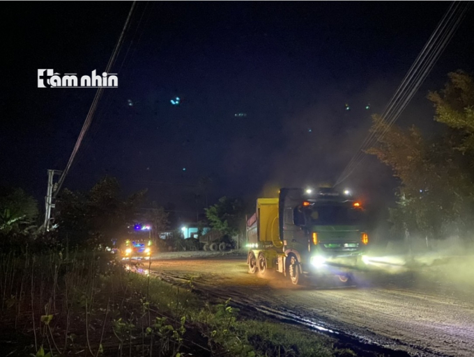 Dàn xe chở cát đang ngày đêm cày nát tuyến đường dân sinh tại xã Quảng Phú huyện Krông Nô - Đắk Nông
