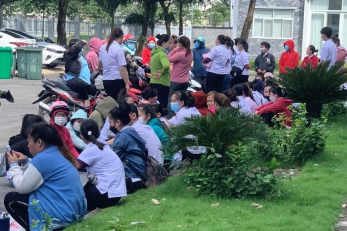 Một số người lao động đình công tại một doanh nghiệp trong khu công nghiệp Sonadezi ngày 14.11.