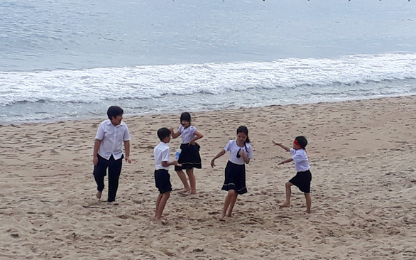 Học sinh vui đùa trên bãi biển Nha Trang (Khánh Hòa) - Ảnh: PHAN SÔNG NGÂN