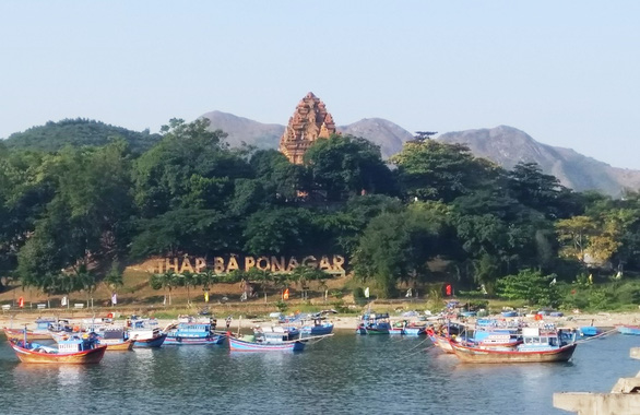Khu di tích văn hóa Tháp Bà Ponagar bên sông Cái, TP Nha Trang - Ảnh: PHAN SÔNG NGÂN