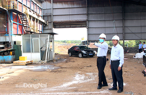 Phó chủ tịch UBND tỉnh Võ Văn Phi (trái) kiểm tra nhà xưởng bị cháy tại Khu xử lý rác Xuân Mỹ. Ảnh: H.Lộc
