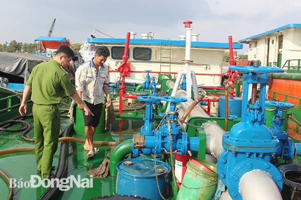 Lực lượng công an phát hiện bắt quả tang các đối tượng hút xăng trộm từ tàu vận tải để bán