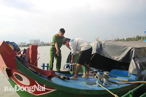 Xăng sau khi hút trộm được các đối tượng dùng ống chuyển sang ghe gỗ của Long