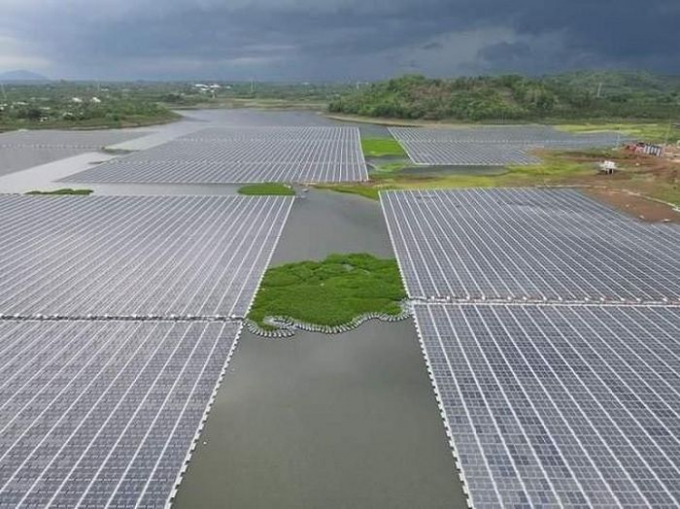 Công trình điện mặt trời nổi trên hồ Tầm Bó của Công ty năng lượng CY. Ảnh: N.L