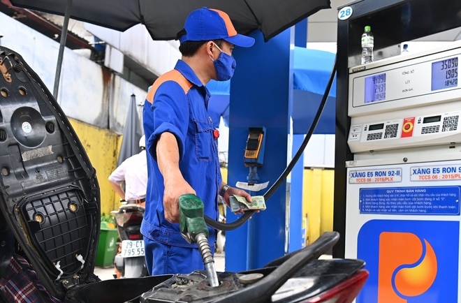 Giá xăng dầu giảm nhẹ từ 15h00 ngày 21/11.