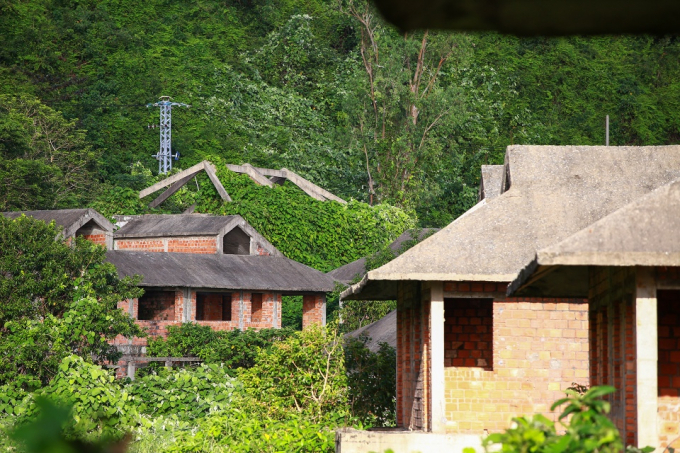 Cận cảnh một căn biệt thự bỏ hoang dưới núi Sơn Trà. Ảnh: Đoàn Nguyên.