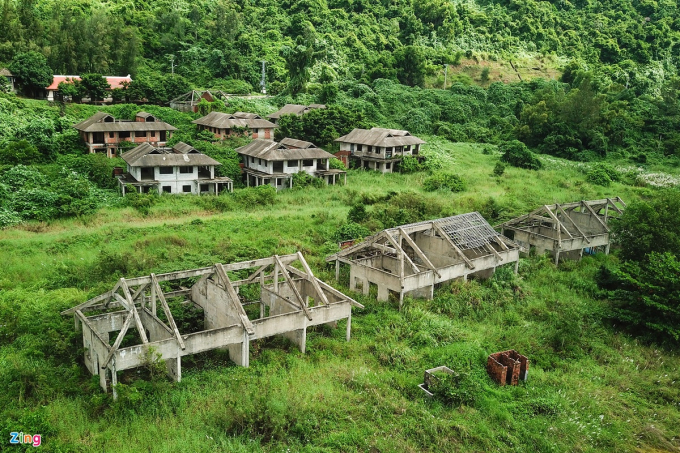 Hàng loạt biệt thự xây xong phần thô rồi bỏ hoang dưới chân núi Sơn Trà. Ảnh: Đoàn Nguyên.