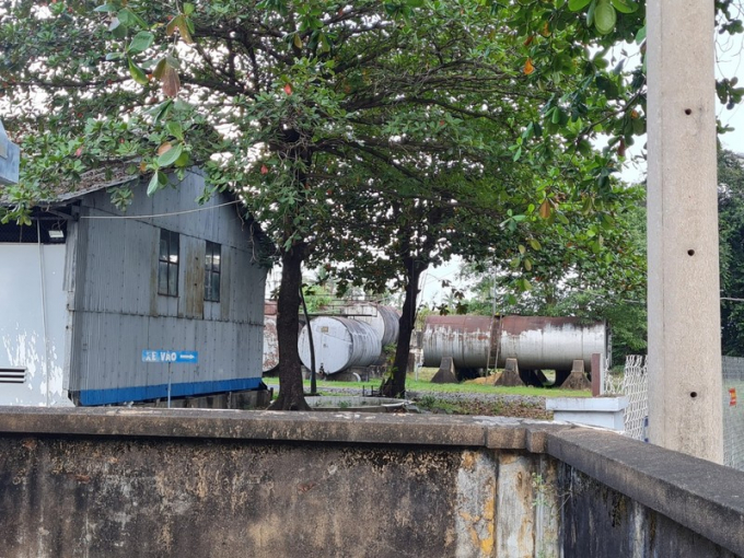 Hình ảnh 1 góc bồn chứa đã cũ, có dấu hiệu rỉ sét bên trong kho chứa xăng dầu phường Quyết Thắng, thành phố Biên Hoà ghi nhận ngày 21/11/2022.